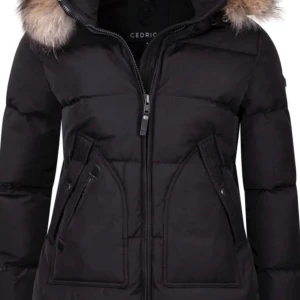  Cedrico jacka  - Snygg svart dunjacka från Cedrico storlek S med pälsdetalj på huvan. Jackan har dragkedja framtill och praktiska fickor med knappa. Jackan är använd men är fortfarande i bra skick säljes för 1200