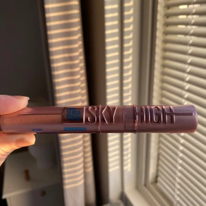 Sky High Mascara - HELT NY! Köpte Vattenfast av misstag. Sky High Mascara från Maybelline. Denna mascara lovar att ge dina fransar både längd och volym med sin flexibla borste och unika formula. Perfekt för att framhäva ögonen och ge en dramatisk look.