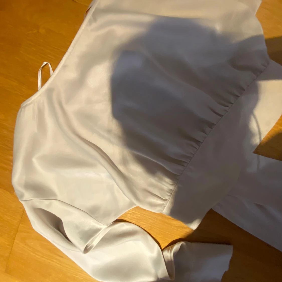 Vit blus med knappar