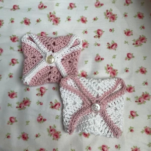 Handgjorda virkade plånböcker - Två söta handgjorda virkade plånböcker i rosa och vitt. De har en knappstängning och är perfekta för småsaker som smycken eller läppbalsam. Den ena är mest rosa med vita detaljer, och den andra är mest vit med rosa detaljer. En för 40kr och båda för 80kr 💞