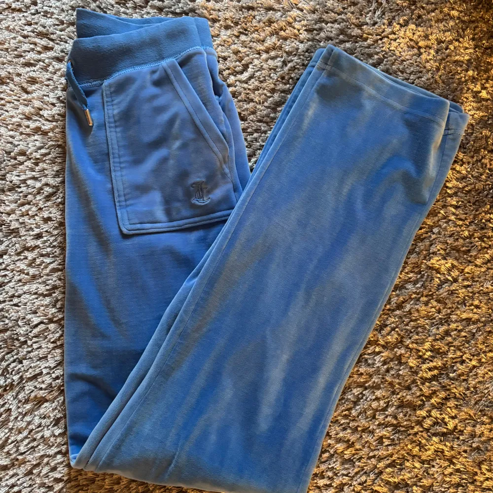 Säljer ett par juicy couture byxor i färgen regatta. Storlek xs. Inte speciellt använda, väldigt bra skick. Nypris är 1299kr, säljer då de ej kommer till användning 🥰. Farkut & Housut.