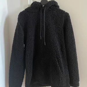 Svart teddyhoodie från H&M - Svart teddyhoodie från H&M i storlek S. I väldigt fint skick, använd ett fåtal gånger!