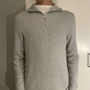 Grå halfzip från jack and jones - En stilig grån halfzip från märket jack and jones. Tröjan e i jättefint skicka o nypris liggen på 700. Storlek M. Skriv vid frågor!