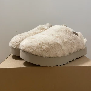 UGG FUZZ - Säljer dessa Ugg FUZZ i storlek 37 helt oanvända nya köpta från NK för 1299kr och har bara då legat och samlar dam