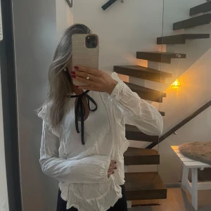 Blus  - Super gullig blus med knytdetalj i halsen🤍🤍