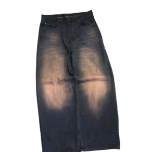 Blå jeans med vintage wash - Säljer ett par blå jeans med en cool sliten look. De har en blekt fade/wash på. De är weekday astro jeans. Måtten är ungefär 110 längd, 43 midja och 27 benöppning. Om du har fler frågor hör av dig🦞