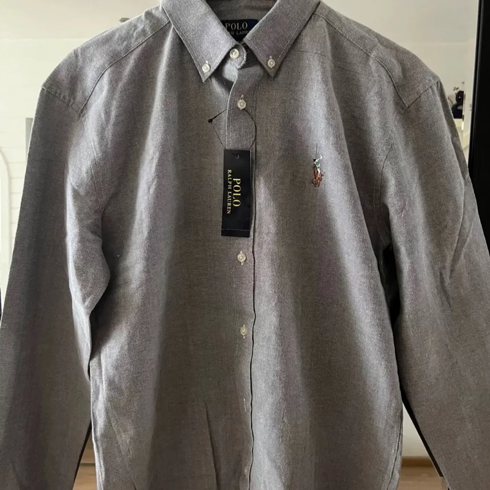 Säljer min snygga skjorta från Ralph Lauren med klassiska utseendet, passar väldigt bra till snygga vinterjackor. Skriv vid frågor och priset är inte hugget i sten. Paidat.