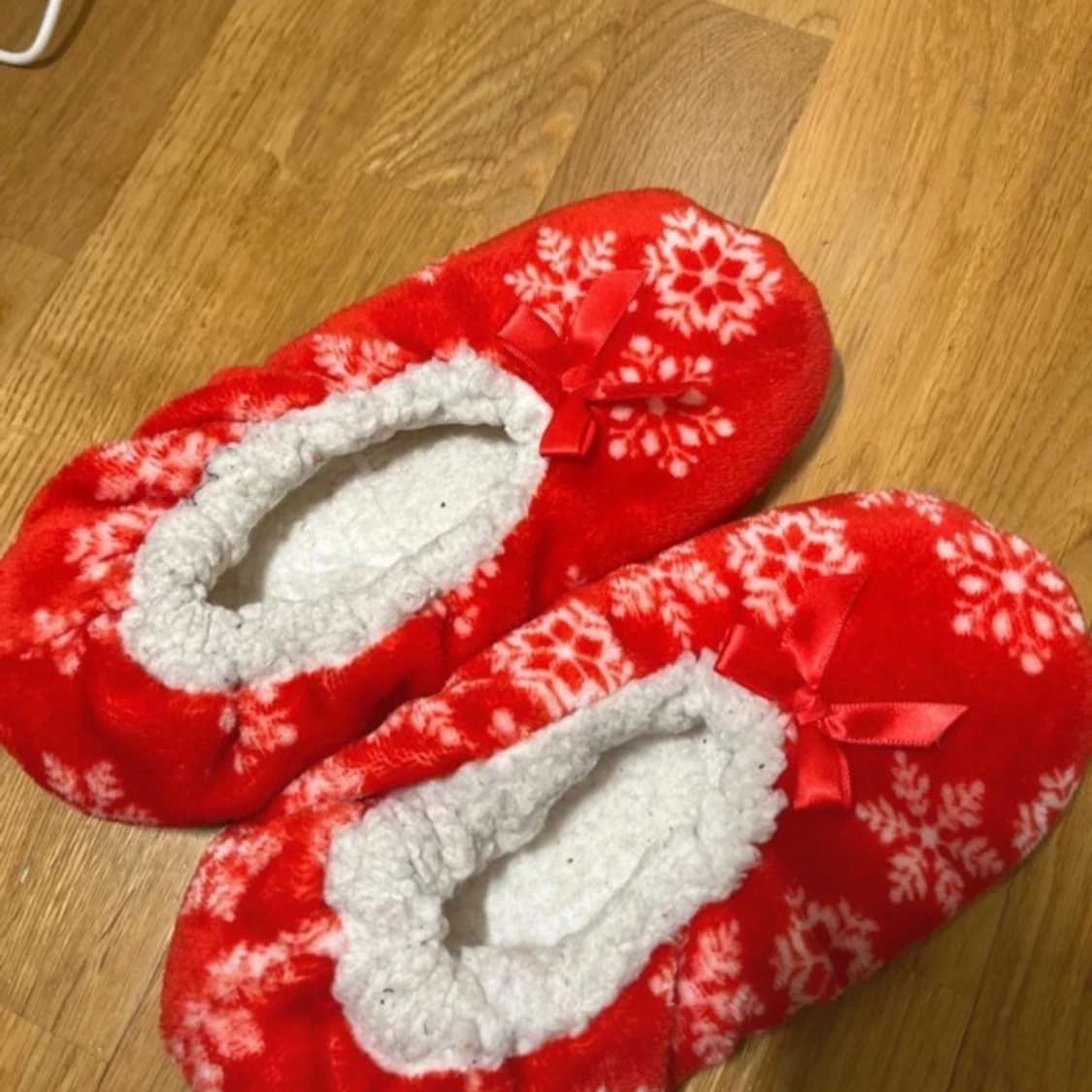 Röda tofflor med snöflingemönster - 90