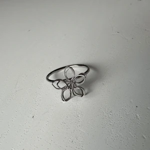Ring med blomma - Fin tunn ring, aldrig använd. Diameter 20 mm