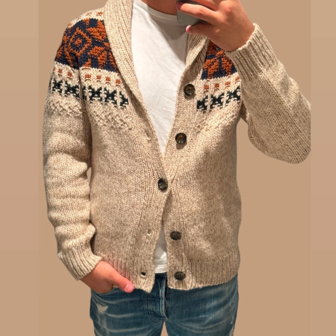 Beige stickad kofta med mönster