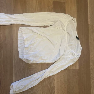 Vit långärmad topp från Gina Tricot - Storlek S. Bra skick!