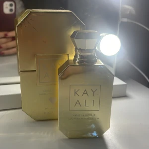 Kayali Vanilla Royale Sugared Patchouli 64 - Lyxig parfym från Kayali i en elegant guldflaska. Doften Vanilla Royale Sugared Patchouli 64. En mer intense variant av kayali 28 villet gör att den håller länge! Ca 85% kvar i flaskan, nypris 1069 kr