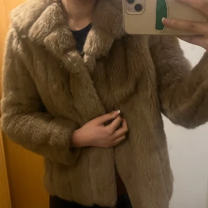 Fuskpälskappa - Köpt secondhand, inga knappar därav det billiga priset❤️ Postar inom 24h 🎀