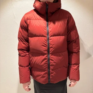 Dunjacka McKinley - Röd dunjacka från McKinley i storlek 40. Aldrig använd, så perfekt skick! Nypris 1499, säljer då den aldrig har kommit till användning. Skriv privat för frågor🥰