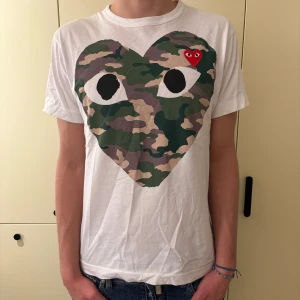 Comme de garcon camo t shirt  - Säljer denna tischa från comme de garcon pga att jag inte använder nånsin. Skitfet, asbra skick, inge defekter alls. Lite skrynklig bara för att den legat i garderoben länge. Storlek M men passar också S. Kom dm för fler frågor:)