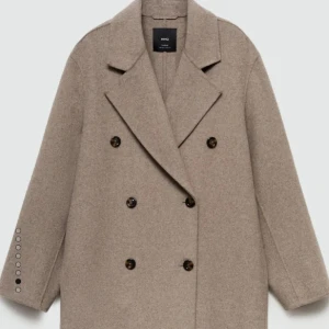 Beige kappa från Mango - Beige kappa från Mango i ull  i stl L men sitter som en M! Använd fåtal gånger nypris 1800kr