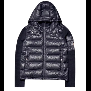 Moncler Cardigan - Samma gäller denna Jacka i L/XL i svart färg! 🎨⚫️ En vara jag söker efter. Antingen en äkta jacka med alla tags, kvitton och äktenskaps bevis, you name it! En riktigt 10/10 som jag är beredd att betala runt 5000kr för. Eller en från Amos kiosk som är bättre än den jag precis nämnde i 10/10 skick eller någon aning sämre för 1700kr. 😂💀 Försök inte luras, allt legitcheckas av en proffesionell om du inte är ärlig. 🙅🏻‍♂️❌