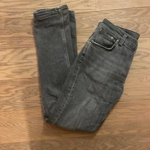 Nudie jeans - Nudie jeans/ Grim Tim i storleken 30/32                     Skicket är väldigt bra 