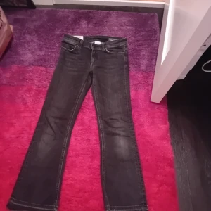 🖤Barn svarta Dondup jeans🖤 - Nu säljer jag mina jättefina Dondup jeans som är tillverkade i Italien i st. 134. Har använt dom men väldigt fint skick! Köparen står för frakten!