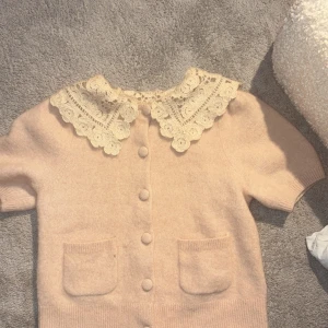 Kortärmad stickad tröja  - Jätte fin tröja från hm köpte för cirka 900 kr. Finns en liten fläck på ena fikan men den går att tvätta bort. Perfekt till vintern och våren 