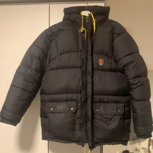 Svart dunjacka från Fjällräven - Säljer min svarta Fjällräven jacka, modell Polar eftersom storleken var för stor. Den är i nyskick helt utan defekter. Påse ingår. Den är i Unisex S men stor i storleken. Jag hade gärna bytt den mot en Dam S eller XS. Skriv ifall du skulle vilja ha fler bilder💕