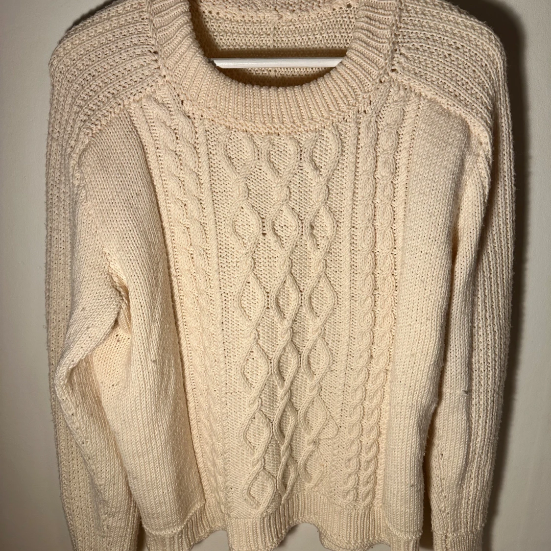 Beige stickad tröja