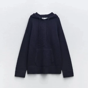 Stickad hoodie  - Mysig stickad hoodie från Zara i något ull liknande material, liknar lite soft goat🩷