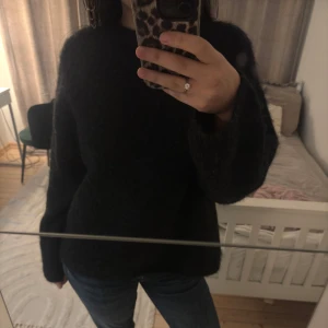 mohair/wool mix stickad - helt oanvänd med prislappen kvar. Köptes för 700kr. Färg mörkgrå men uppskattas vara svart.