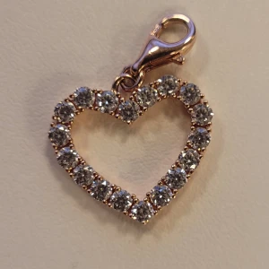 Hjärtaformad berlock från Thomas sabo  - Snygg hjärtaformad berlock med gnistrande stenar från Thomas sabo! Perfekt att fästa på ett armband eller halsband för extra bling. Berlocken har en praktisk klolås! 💕💕 aldrig använd och kan skicka i presentförpackning från Thomas sabo 💕 äkta silver!