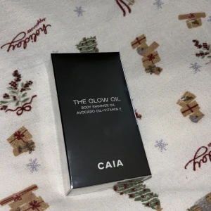 The Glow Oil från CAIA - The Glow Oil från CAIA är en kroppsolja med skimmer, berikad med avokadoolja och vitamin E. Perfekt för att ge huden en strålande glans och mjukhet. Kommer i en elegant förpackning. Ej öppnad!