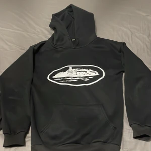 Corteiz hoodie - Två sjukt snygga corteiz hoodies en i svart vitt och en i svart rött. De är sjukt sköna passar med ett par jeans eller mjukisar. Oanvända och priset kan diskuteras. Priset som är publicerat är för en hoodie.