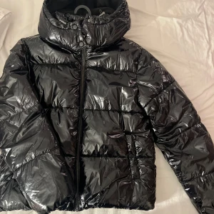 Nelly jacka - Säljer denna snygga & populära jackan ifrån Nelly!🩵Använt ett fåtal gånger men har inga tecken på användning, så den är som ny! Storlek L, passar bra på mig som är M/L. Jag hittar inte jackan på hemsidan längre så jag antar att den är slutsåld. Köp den för 500kr eller kom med förslag!☺️