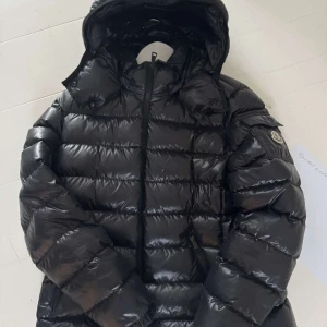 Svart dam moncler jacka - Säljer en moncler bady (dam jacka) size 4 skick 9/10. Defekter, lös cartoon, inget og. Obs pris ej hugget i sten🪨😁