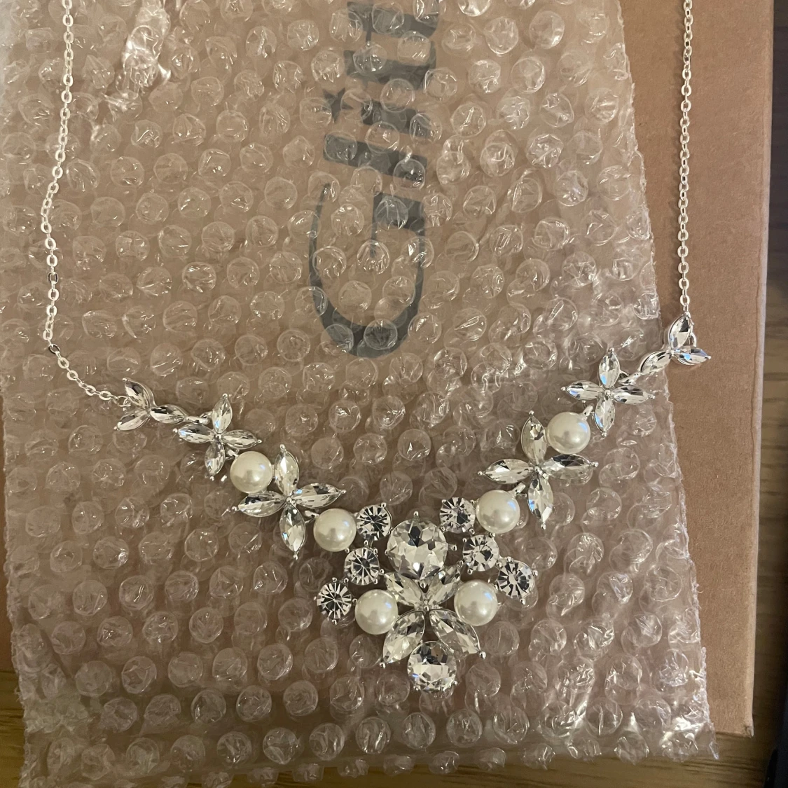 Elegant halsband med pärlor och kristaller