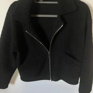 Svart teddyjacka  - Mysig svart teddyjacka med dragkedja. Super fin men använder inte. Köpt här på Plick, men den är i bra skick!☺️pris är såklart alltid diskuterbart💗      hör av dig vid frågor🙌