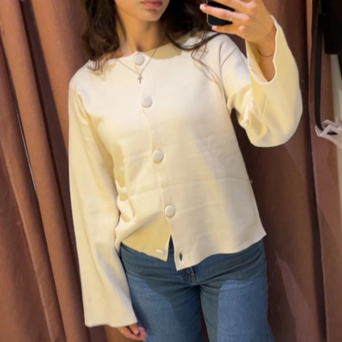 Offwhite kofta med stora knappar