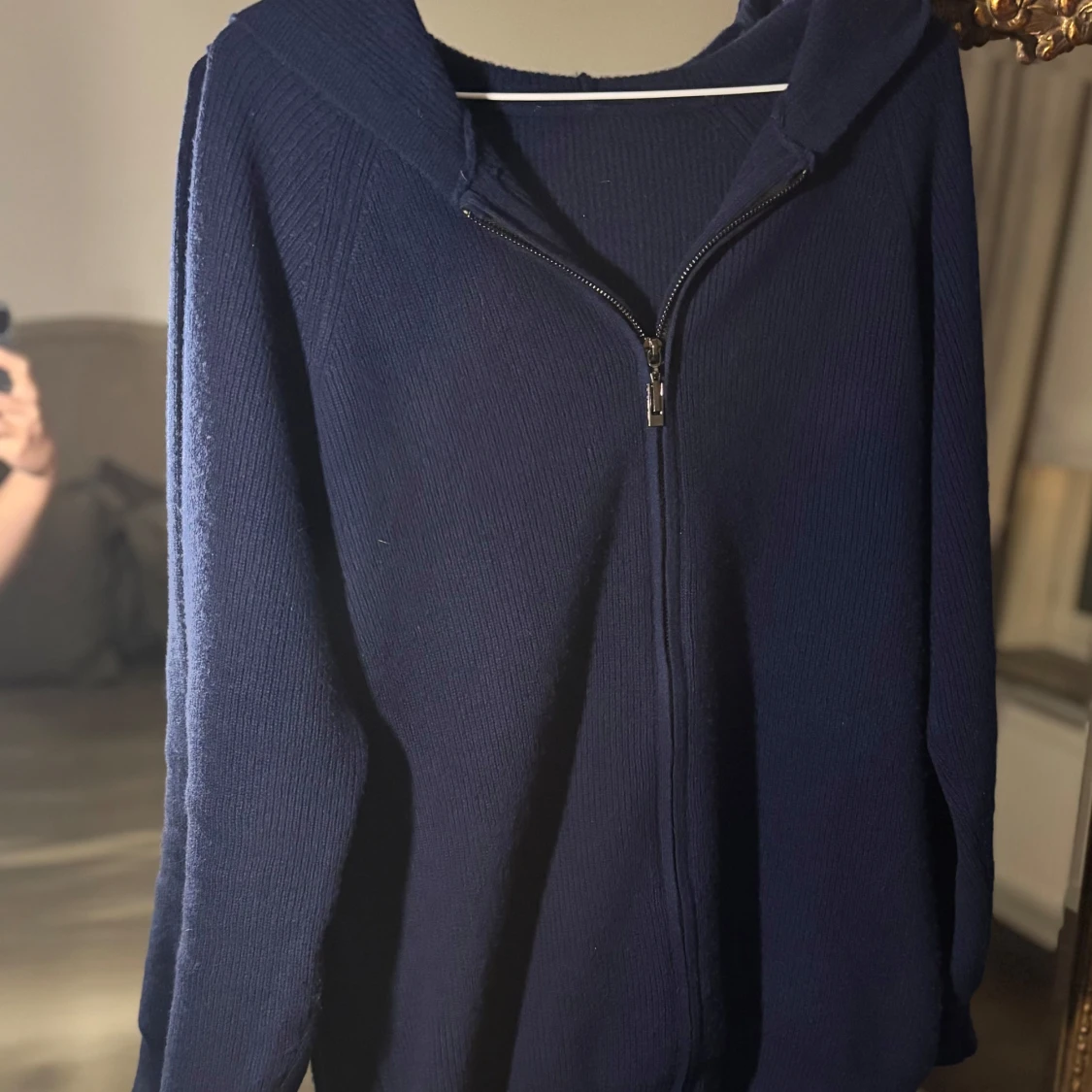 Mörkblå stickad hoodie med dragkedja