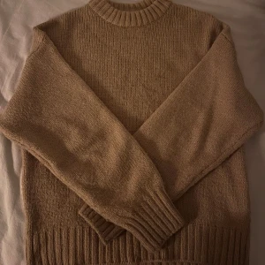 Beige stickad tröja från NA-KD - Mysig beige stickad tröja från NA-KD, perfekt för kyliga dagar. Storlek Xxs men den är lite oversized så passar bra som Xs och S också 🤍