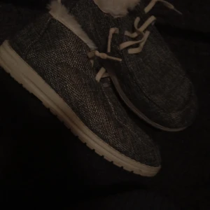 Grå sneakers med foder - Snygga grå sneakers med vit sula och snörning. Skorna har ett mysigt foder som håller fötterna varma under kallare daga,. Perfekta för en avslappnad stil. Som man kan se på bilderna så kan man lägga in foder i skon eller har de utanför för en liten annorlundare look