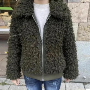 Olivgrön teddyjacka med dragkedja - Säljer denna trendiga och mysig olivgrön teddyjacka med dragkedja framtill. Jackan har en fluffig textur och en klassisk krage. Perfekt för kyliga dagar och ger en trendig look. Skriv för fler bilder💕