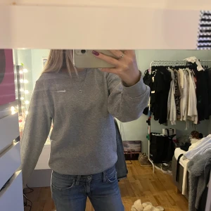 Grå Nike sweatshirt - Bra skick från Nike.