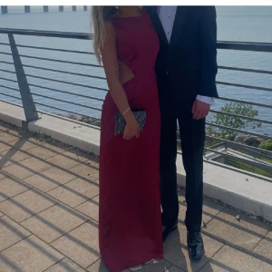 Balklänning  - Sjukt snygg balklänning jag köpt här på plick som tyvärr var lite för liten för mig😭 som jag förstått det av förra säljaren så är den använd via ca 2 tillfällen. Sjukt unik klänning därav priset. Hör av dig vid frågor🥰 (bilderna på är lånade från tjejen jag köpte av eftersom den är för liten för mig☺️)