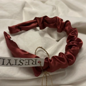 Vinrött diadem #2 - Jättefint vinröd diadem, handgjort av återvunnet material av Restyled UF. Perfekt inför jul❤️