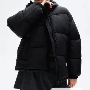 hm vinterjacka - Snygg svart pufferjacka från hm, jätte varm och skön. 💗