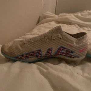 Nike Air Fotboll skor Elite - Skorna är Elite Och har Spik Dobbar. De är väldigt dyra Jag köpte de för 3100. Och nu säljer jag De för 1400. De är jätte sköna Att skjuta Med jätte bra Skor. Jag har Snörnarna Ochså.