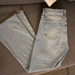 Blå jeans från 157 - Säljer ett par snygga blå jeans från 157. De har en klassisk femficksdesign och är högmidjade med en bootcut-stil. Perfekta för en avslappnad look.har själv klippt i dom så passar perfekt någon runt 156