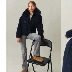 Mörkblå kappa päls - Helt slutsåld kappa, liknar meotine kappa jätte mycket. Perfekt för kyliga dagar den är super mysig och varm. 170 storlek och passar mig med xs/s💓💓💓