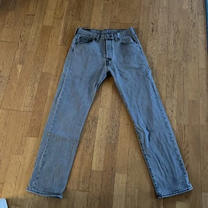 Levis 501 W30 L32 - Använda men fortfarande i bra skick