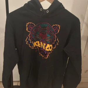 Svart hoodie från Kenzo - Säljer en svart hoodie från Kenzo i storlek M. Säljer då den inte längre kommer till användning lika mycket.