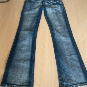 Blå jeans från Paddock's - Säljer ett par snygga blå jeans från Paddock's. De har en klassisk bootcut-stil med en lätt tvättad look. 